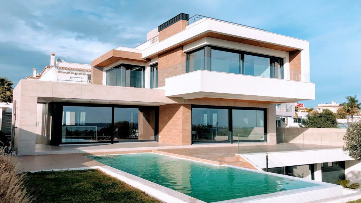 Llaves de vivienda siendo entregadas en operacion de compraventa rapida