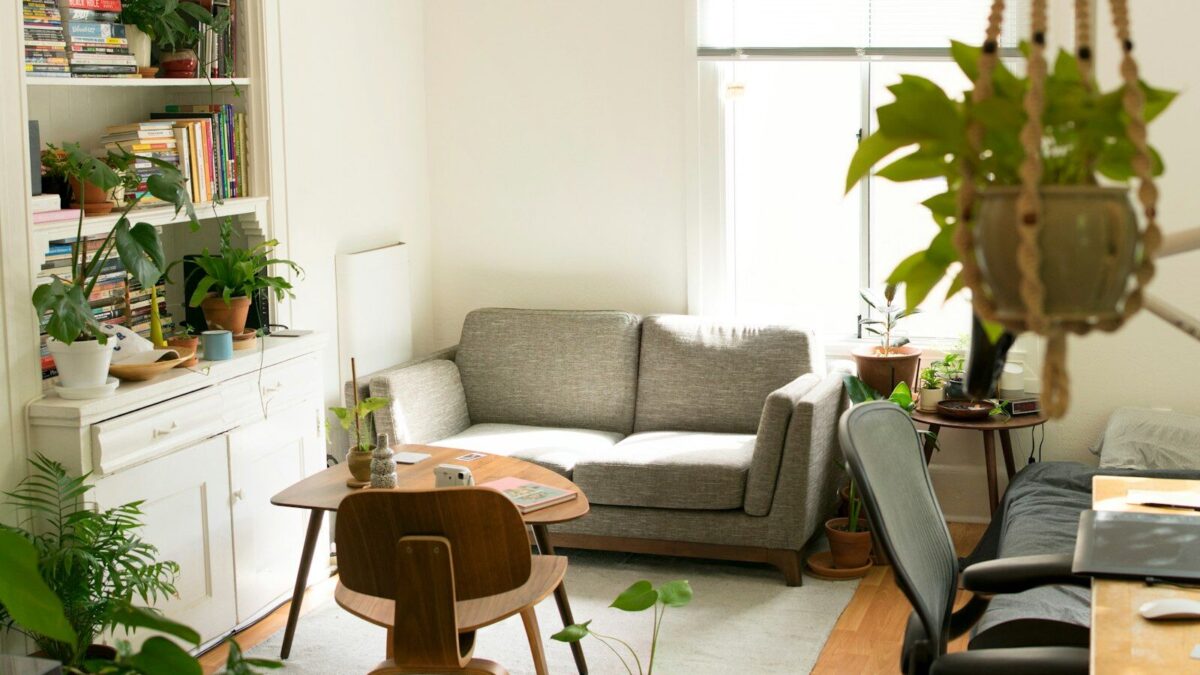 Interior amueblado de piso espanol, vivienda con inquilino