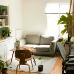 Interior amueblado de piso espanol, vivienda con inquilino