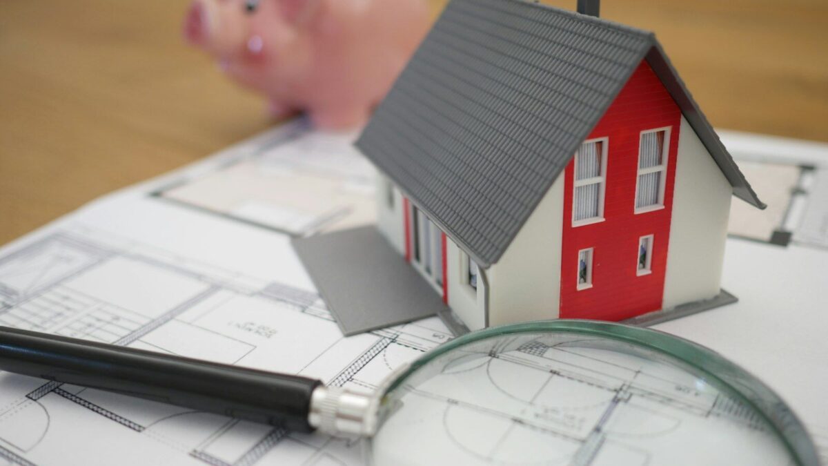 Llaves de vivienda en una mano, cierre de una venta rapida
