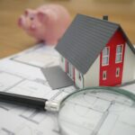 Llaves de vivienda en una mano, cierre de una venta rapida