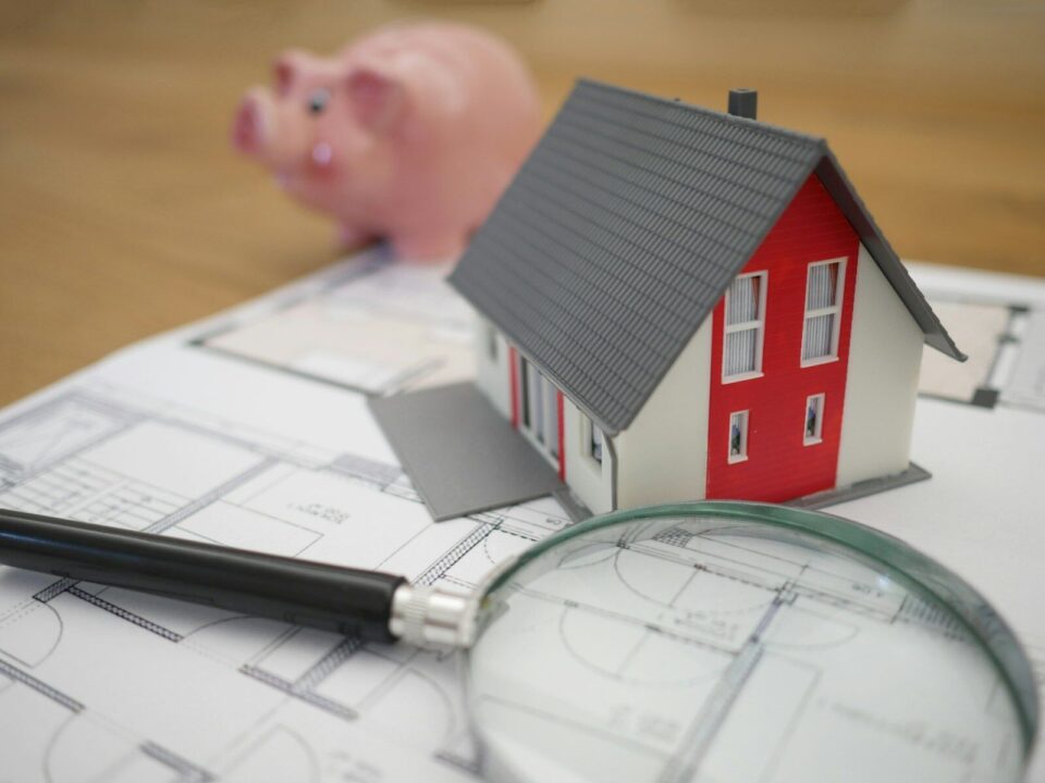 Llaves de vivienda en una mano, cierre de una venta rapida