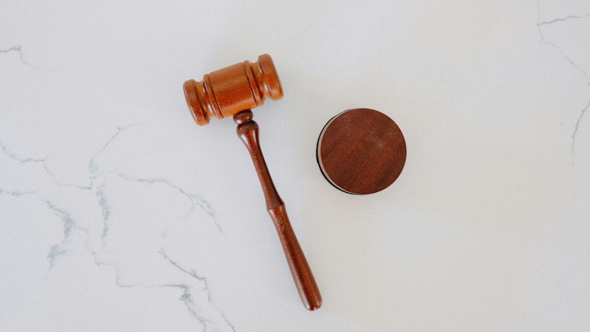 Apreton de manos cerrando un acuerdo de compraventa