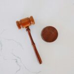 Apreton de manos cerrando un acuerdo de compraventa
