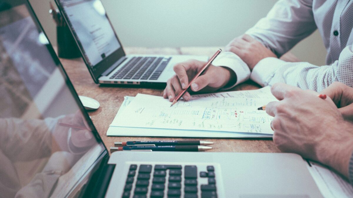 Calculadora y documentos, vivienda con cargas pendientes