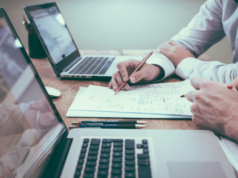 Calculadora y documentos, vivienda con cargas pendientes